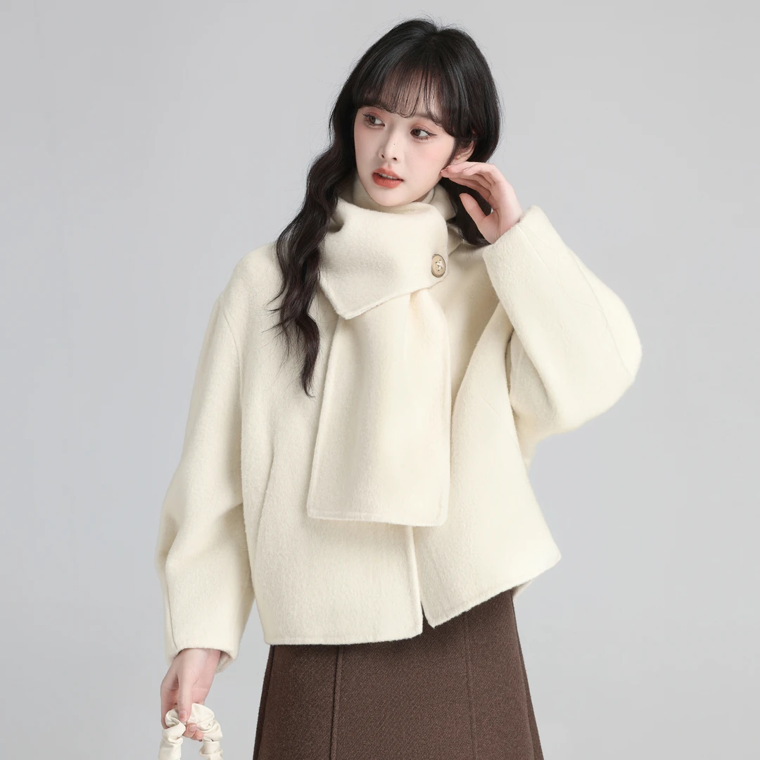 杏色圆领毛呢外套女秋冬2025冬季新款加厚带围巾呢子开衫短款上衣