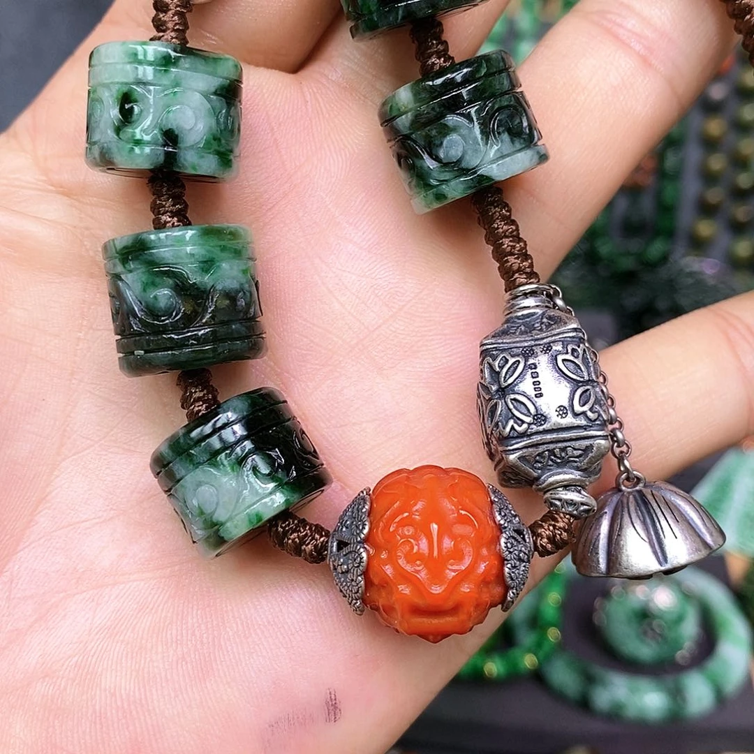 颈饰未镶嵌翡翠漂亮美眉