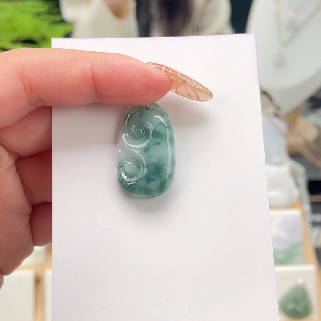 翡翠未镶嵌颈饰如意