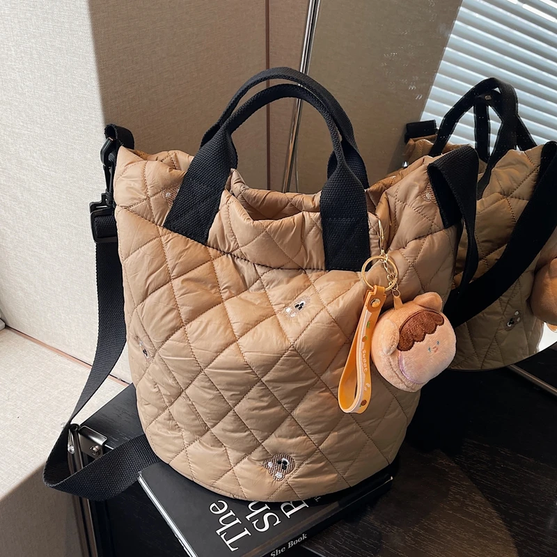 可爱小熊刺绣大容量手提水桶包秋冬新款时尚菱格棉服单肩斜挎包潮