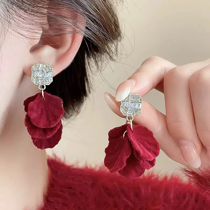 铜合金绒毛耳饰 植绒安可拉红花瓣方形锆石高级轻奢气质时尚耳饰