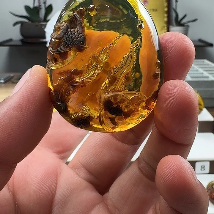 琥珀未镶嵌颈饰海底世界