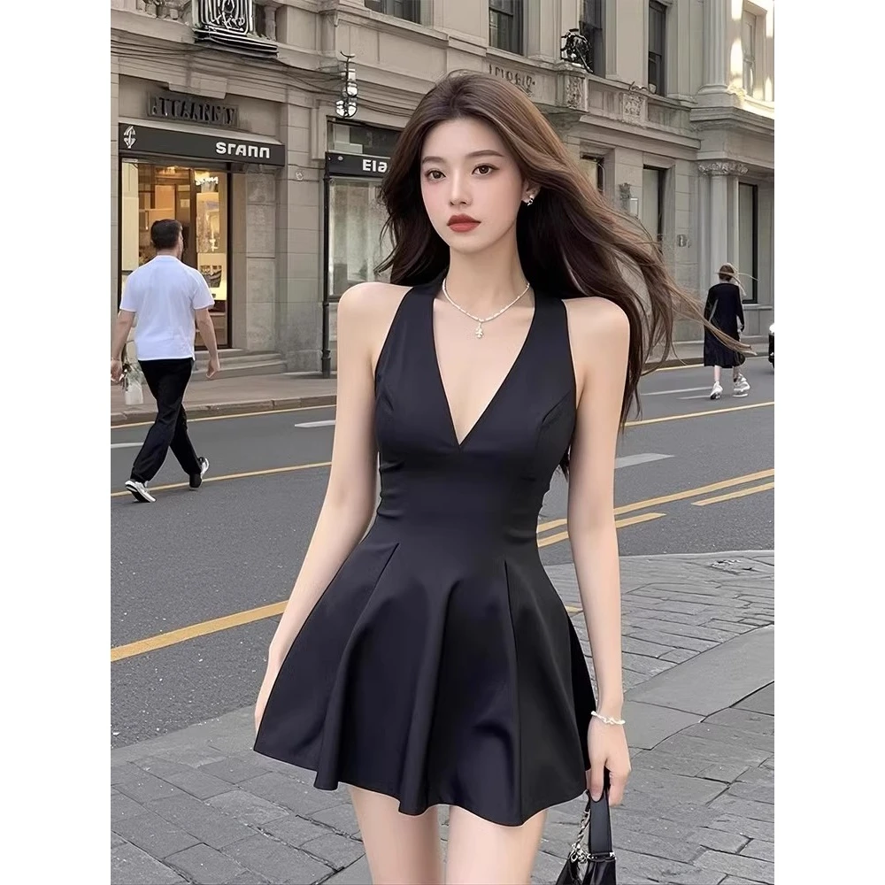 性感气质辣妹A字短裙时尚纯欲深V领收腰露背设计感小众挂脖连衣裙