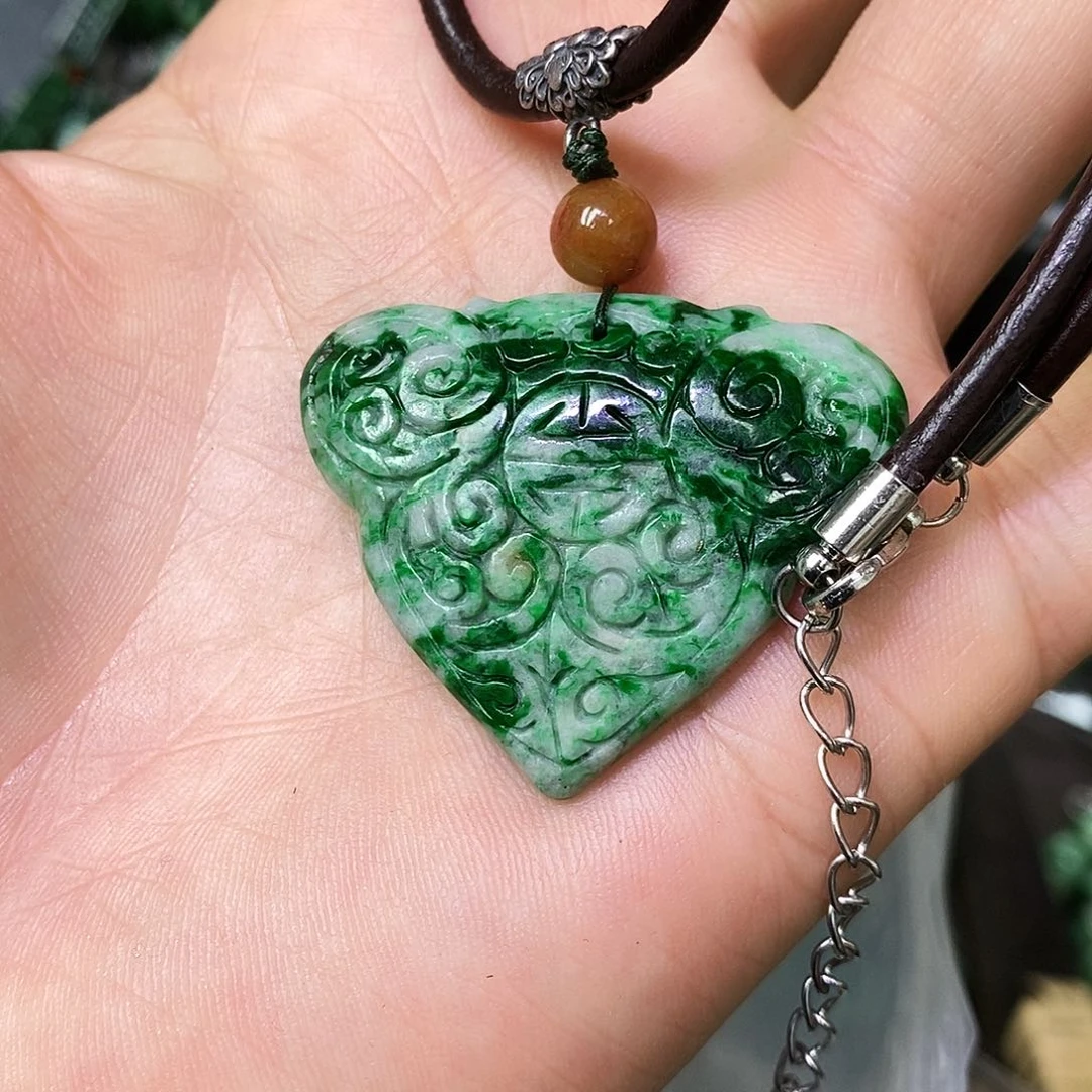 颈饰未镶嵌翡翠漂亮美眉