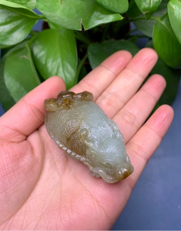 和田玉且末糖玄武吊坠