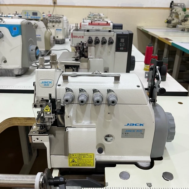 杰克最新款小嘴锁边机！带上拔牙！