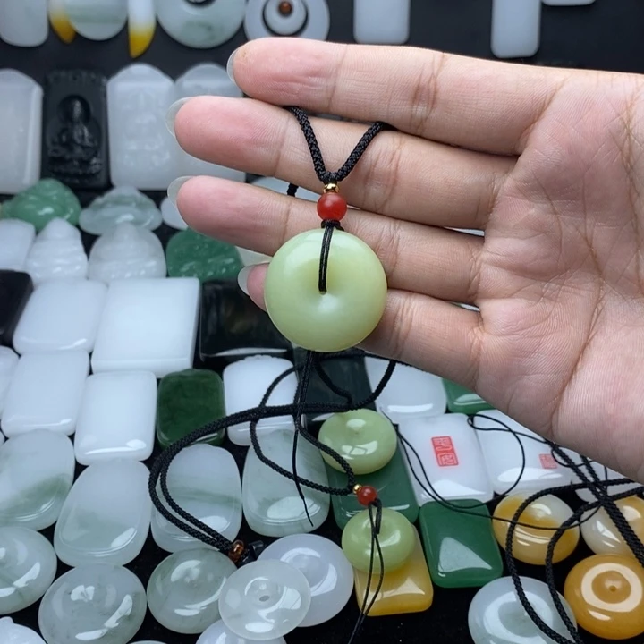 颈饰未镶嵌和田玉娟*