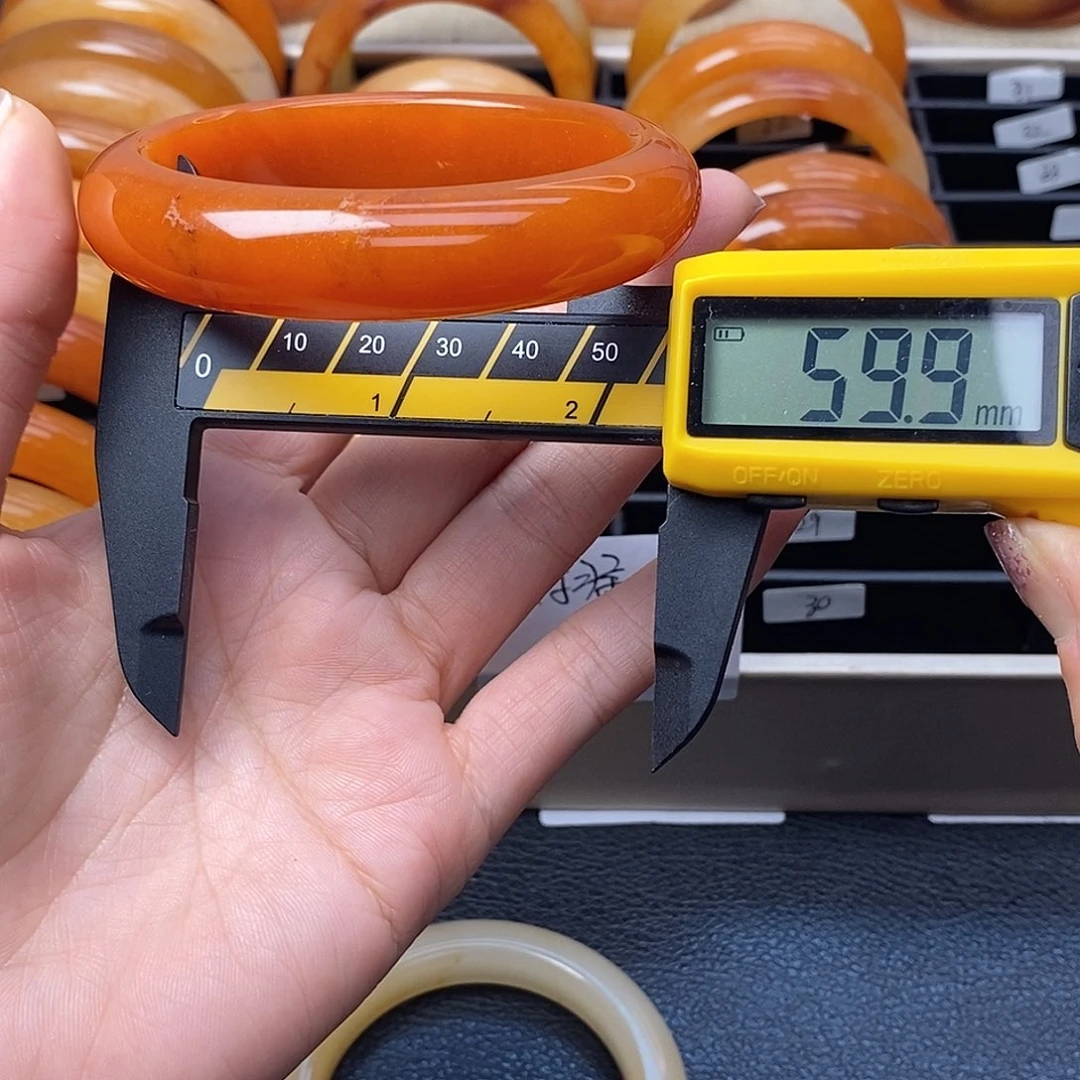 未镶嵌石英质玉（黄龙玉）手镯28号