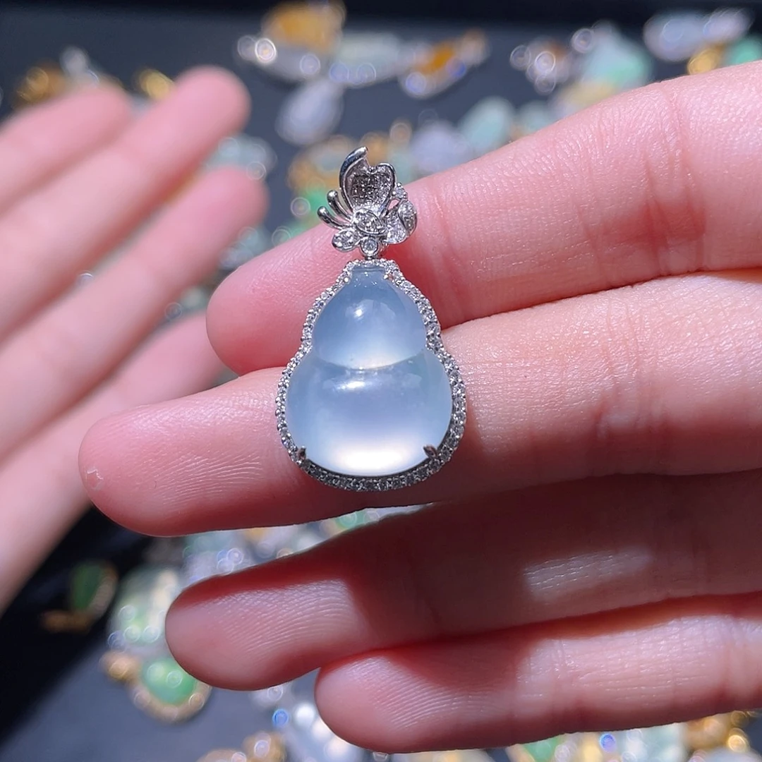 翡翠颈饰18K金镶嵌碧**容吊坠