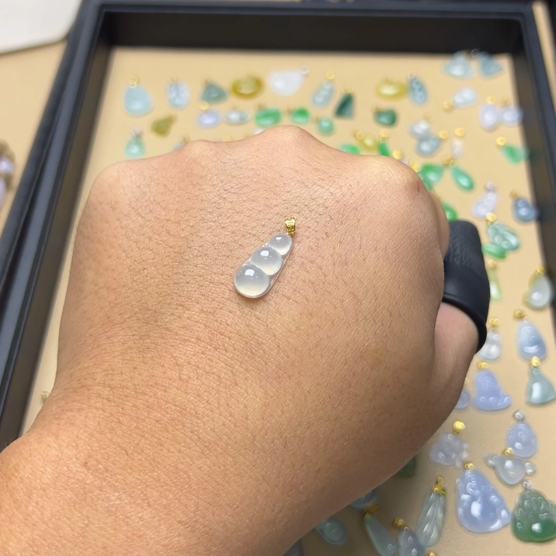 一****翡翠18K金镶嵌颈饰豆子