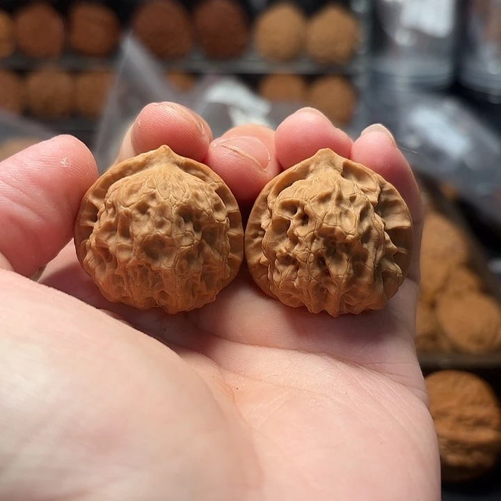 1文玩核桃梨木台33-565