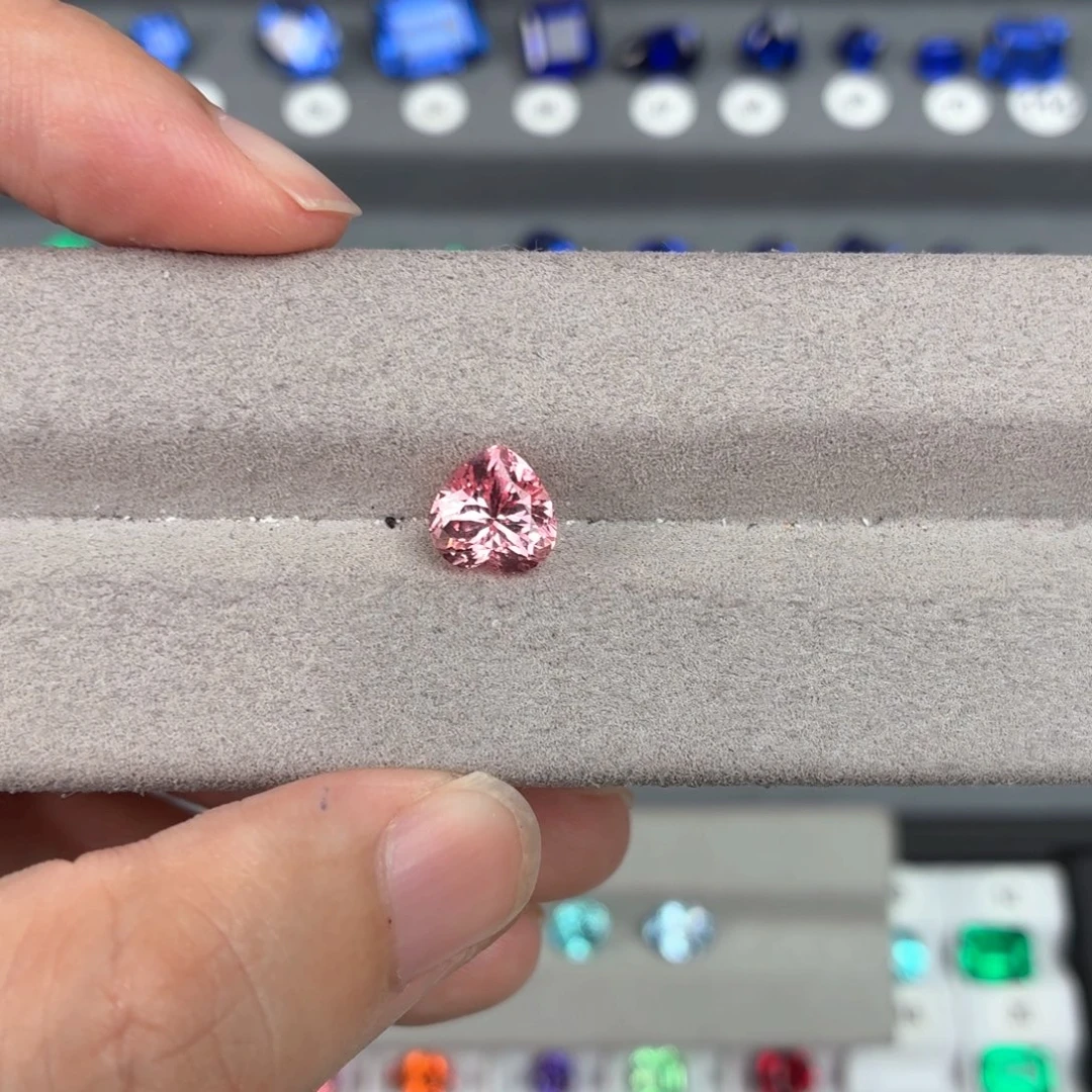 呀***吼合成（培育）蓝宝石裸石未镶嵌2.8ct