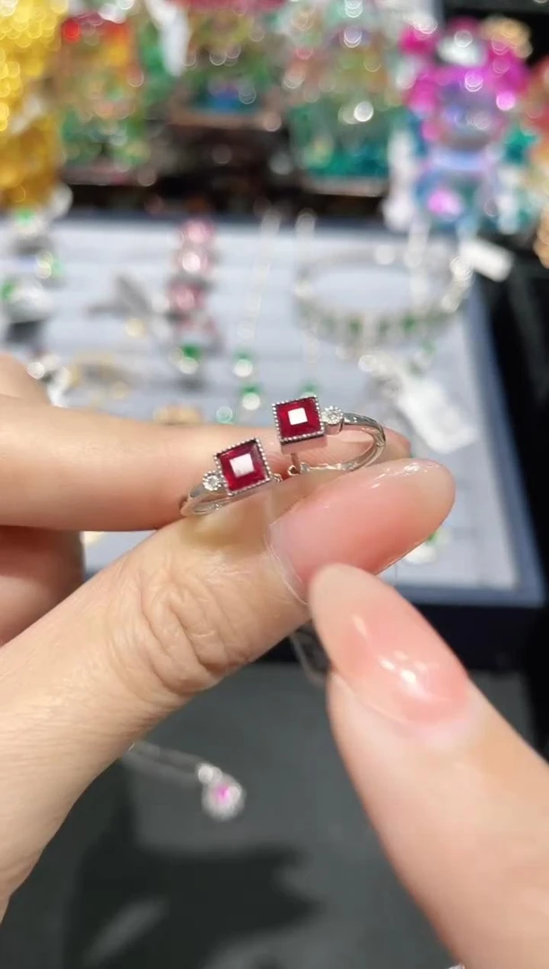 18K金镶嵌天然红宝石耳饰耳扣