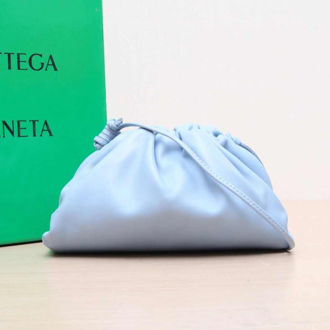 95新 BOTTEGA VENETA/葆蝶家 斜挎包云朵包Mini 22蓝色P205640565