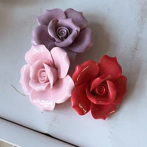 白瓷已*置三朵花陶瓷摆件