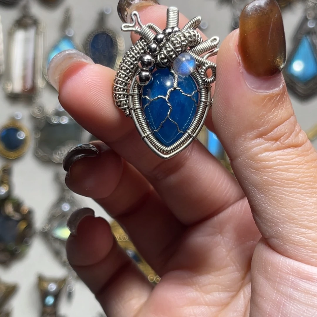 编织品手工编织蓝色心脏吊坠