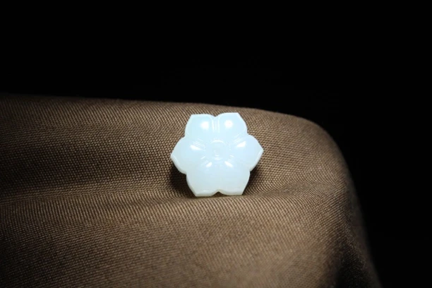 【紫荆花背云】和田玉白玉精品百搭配饰 尺寸13.3×7mm，重量：2.52g