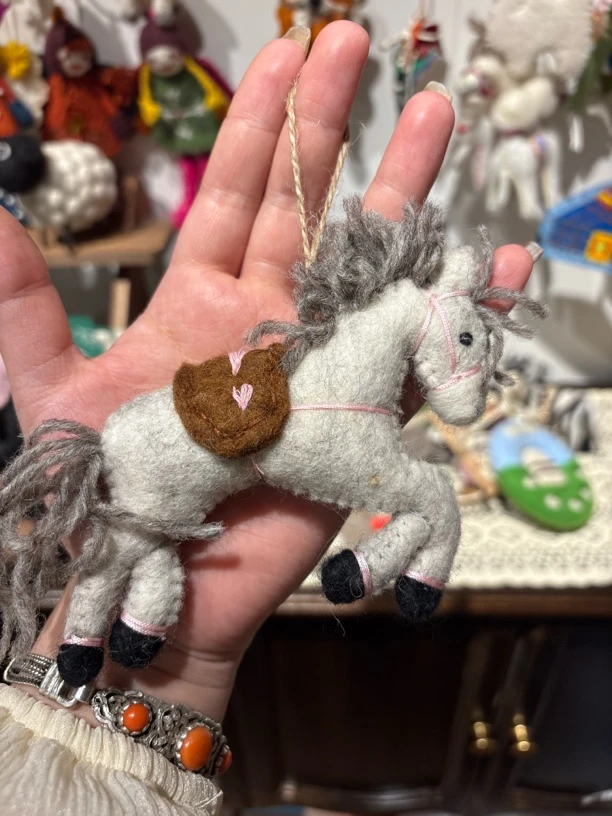 灰色手工小马挂件挂饰