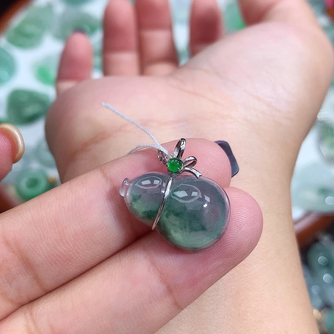 翡翠未镶嵌颈饰葫芦