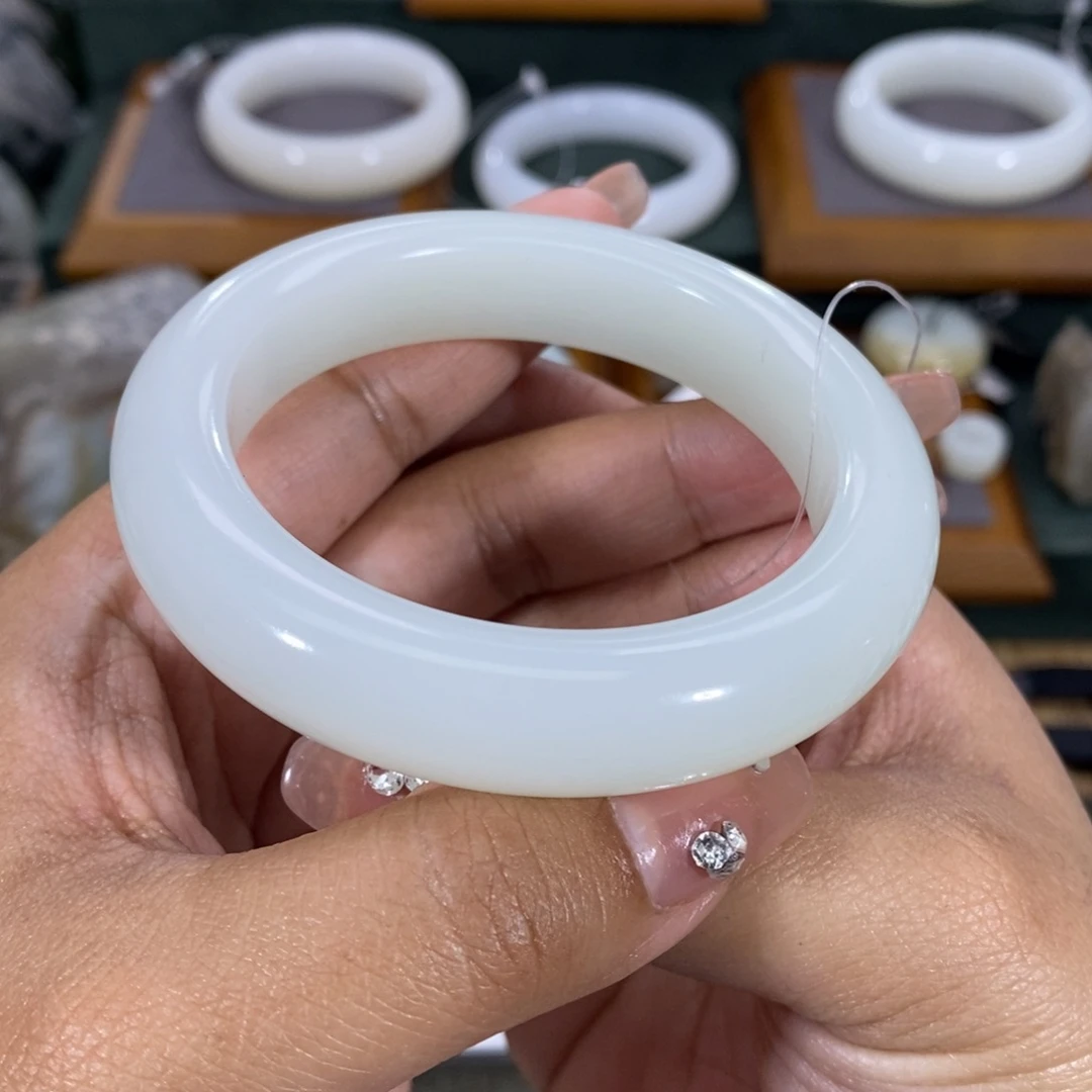 和田玉手镯未镶嵌