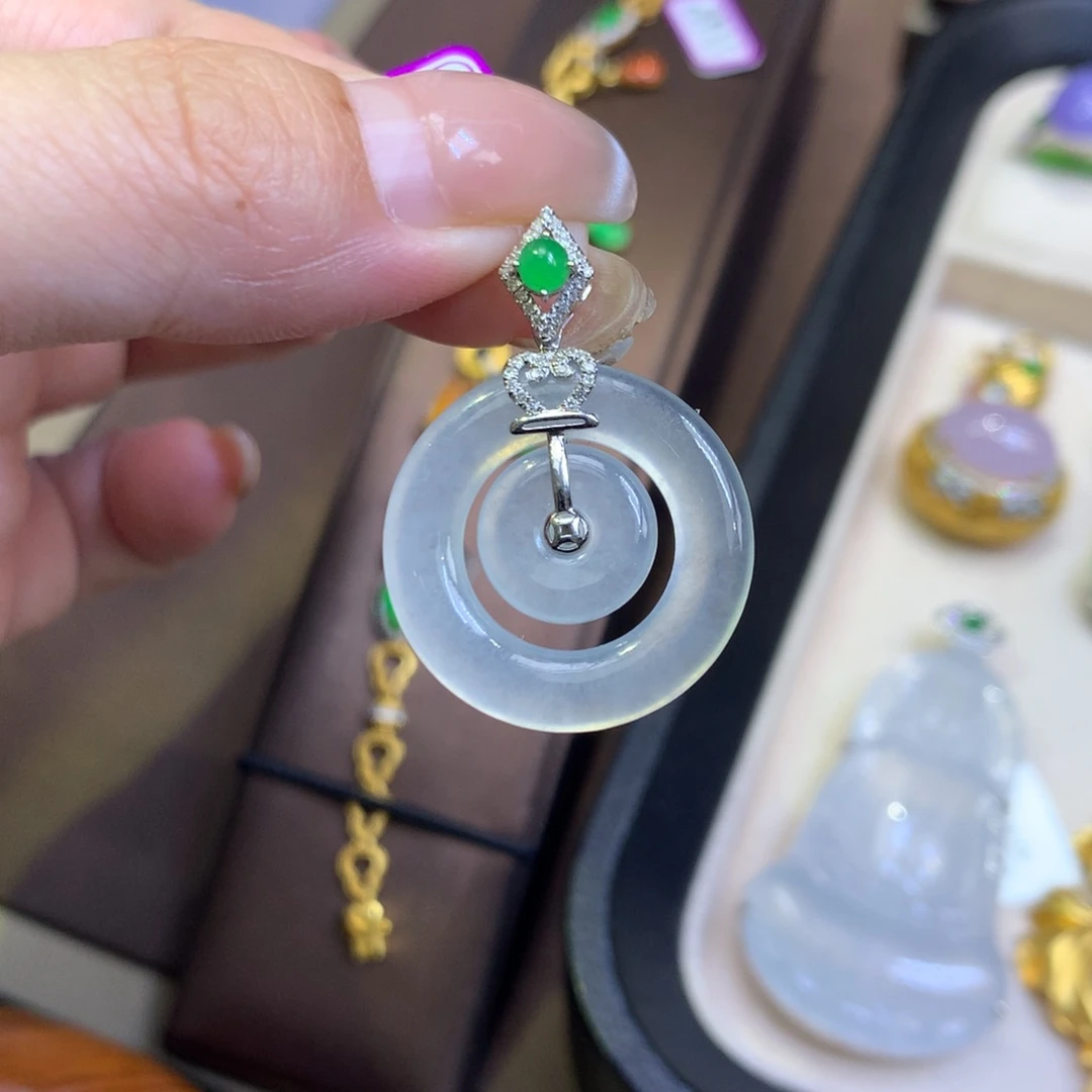 翡翠18K金镶嵌颈饰