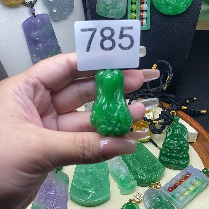 翡翠未镶嵌吊坠(赠链)