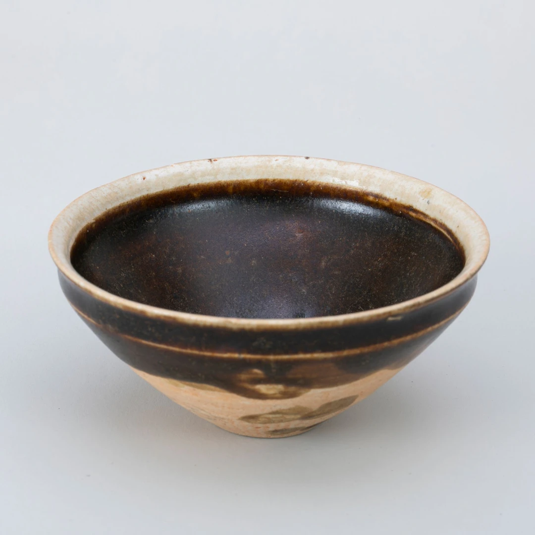 【拍卖】2、明  赣州窑酱釉白覆轮束口斗笠盏