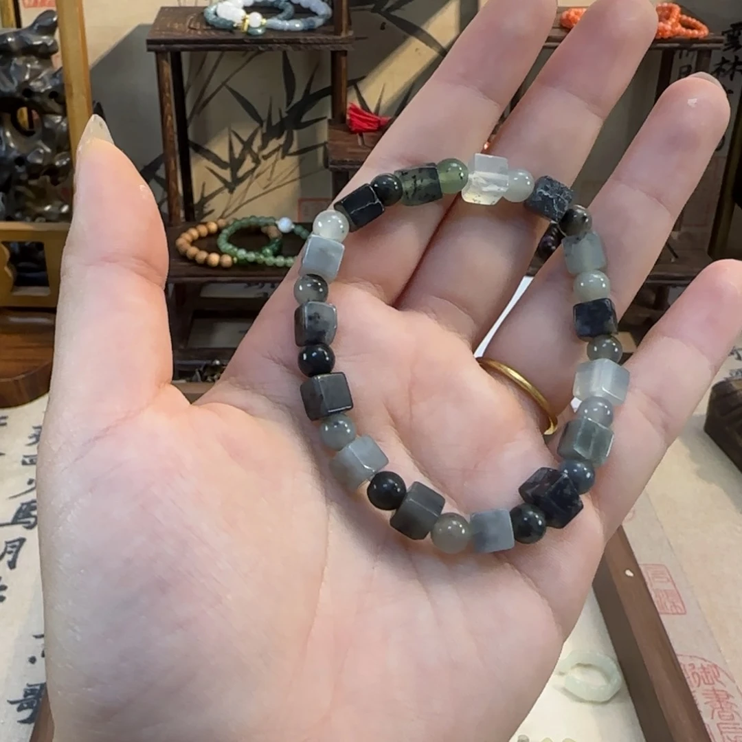 蛇纹石玉颈饰合金