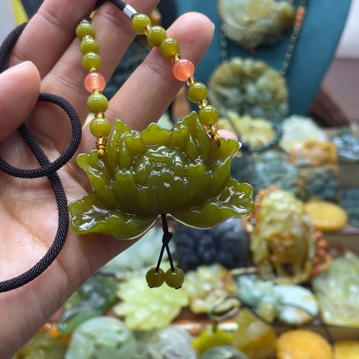 蛇纹石玉未镶嵌颈饰