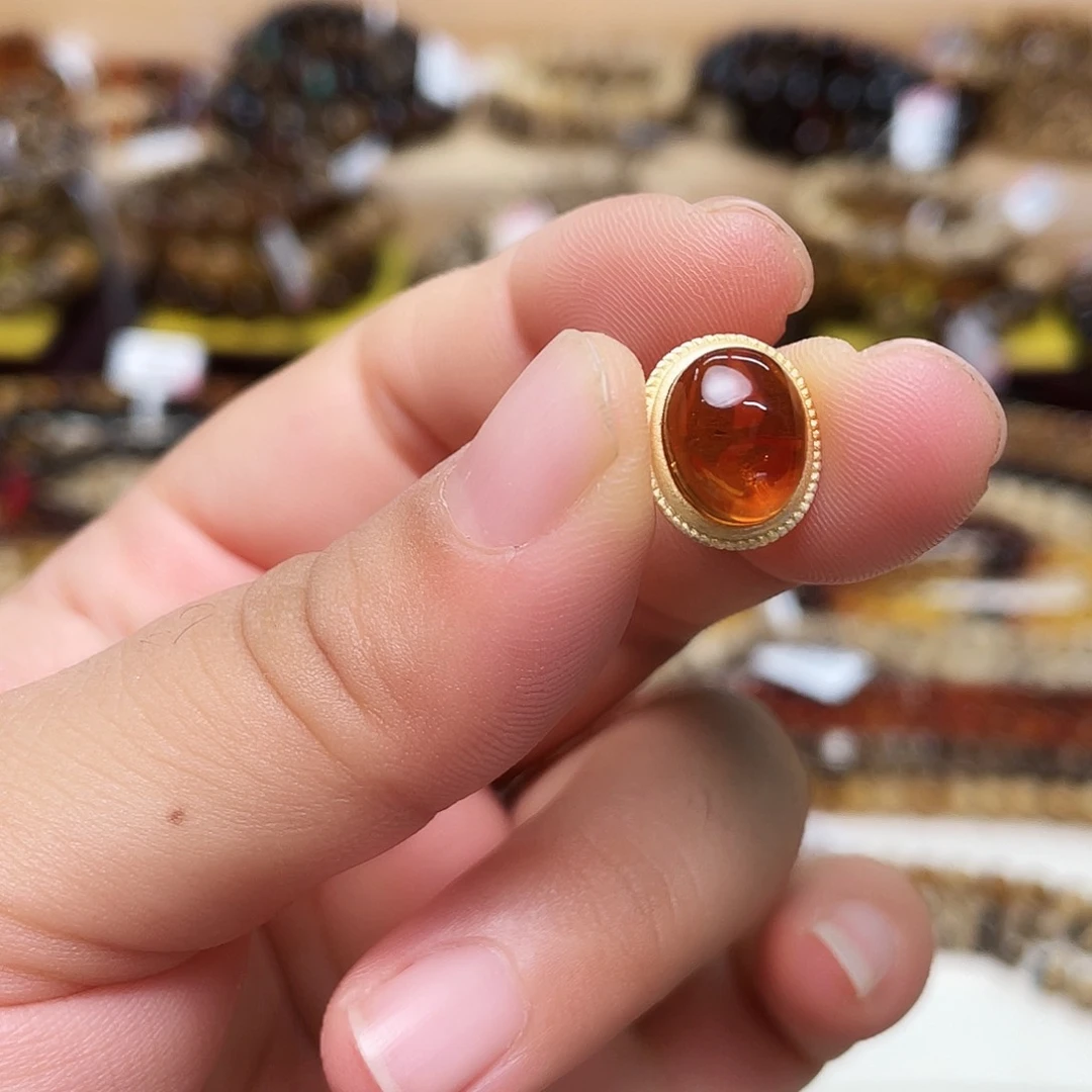 神****未镶嵌琥珀裸石大