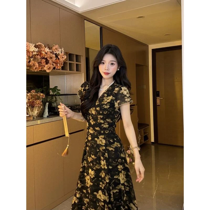 2025夏季纯欲玫瑰的故事有韵味法式气质温柔短袖连衣裙