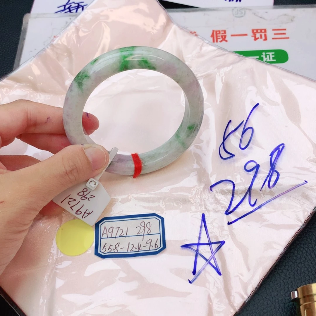 翡翠手镯未镶嵌翡翠