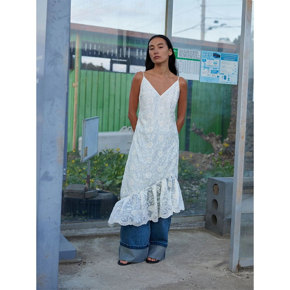 RandomPiece25夏新品天丝棉水溶绣花斜下摆开叉V领吊带绣花连衣裙