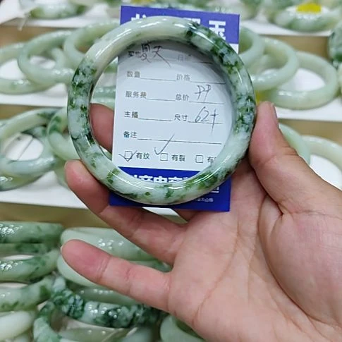 夏***天未镶嵌透闪石-蛇纹石玉手镯