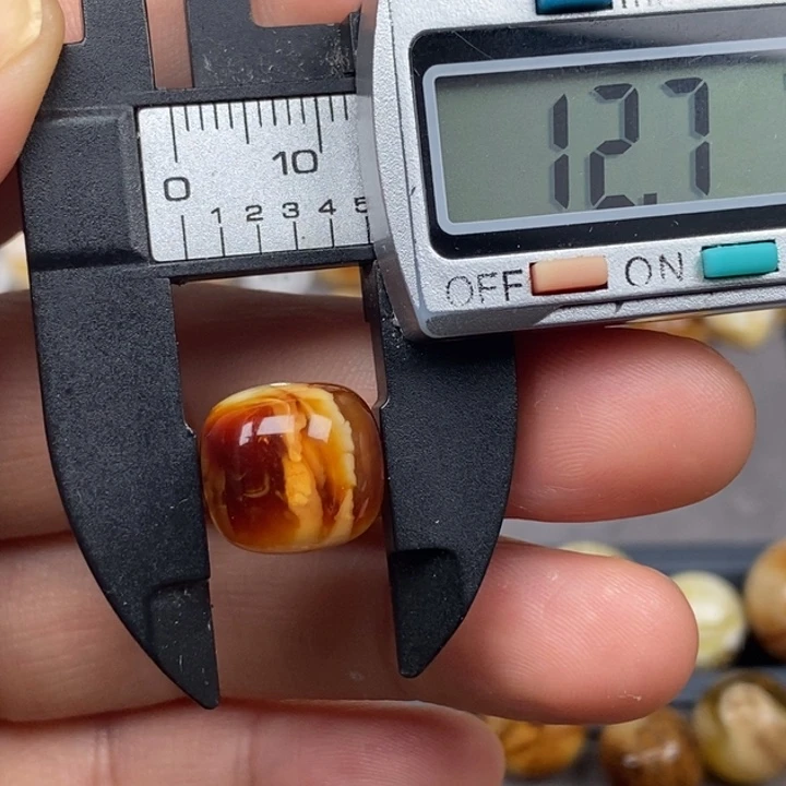 琥珀颈饰未镶嵌老型