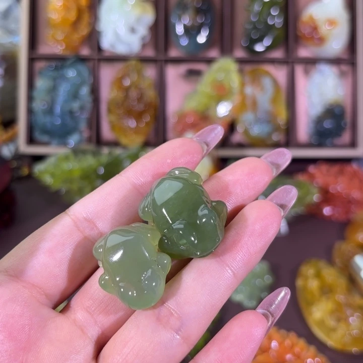 未镶嵌蛇纹石玉颈饰李**?