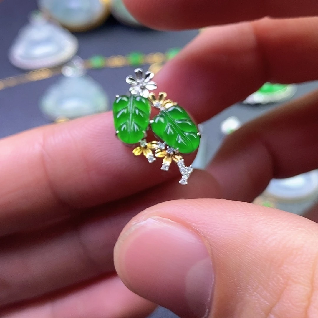 颈饰18K金镶嵌翡翠