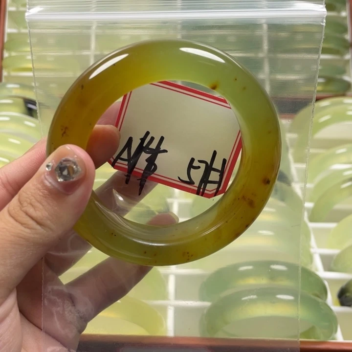 谁***s岫玉未镶嵌手镯拍一发一