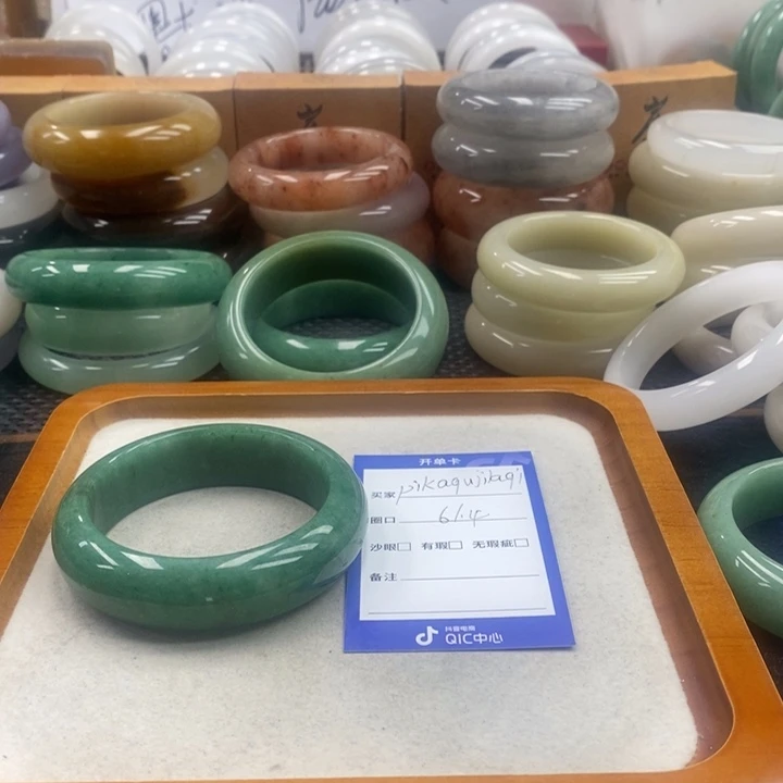 p***i石英质玉手镯未镶嵌