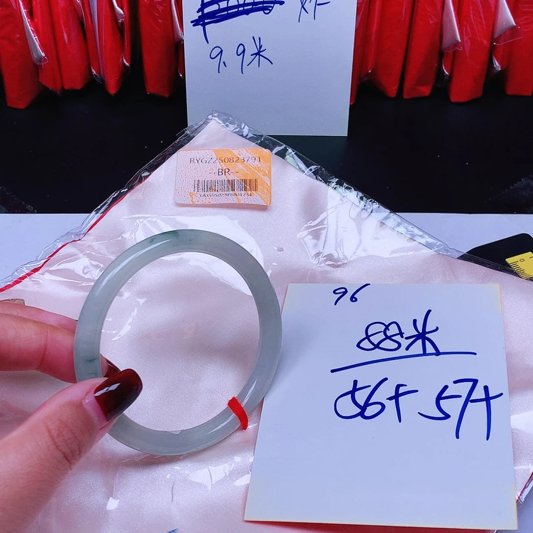 翡翠未镶嵌手镯96。