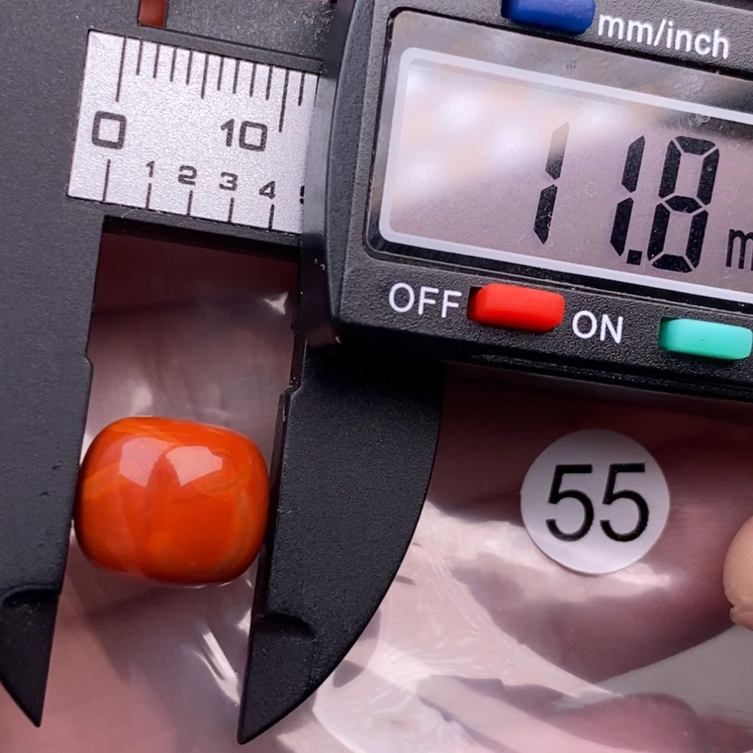 南红玛瑙未镶嵌配饰有瑕疵