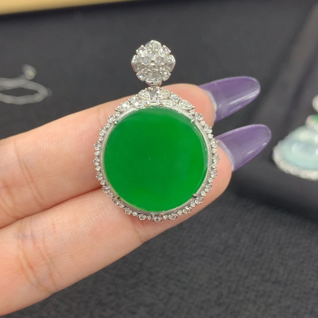 18K金镶嵌翡翠耳饰圆牌