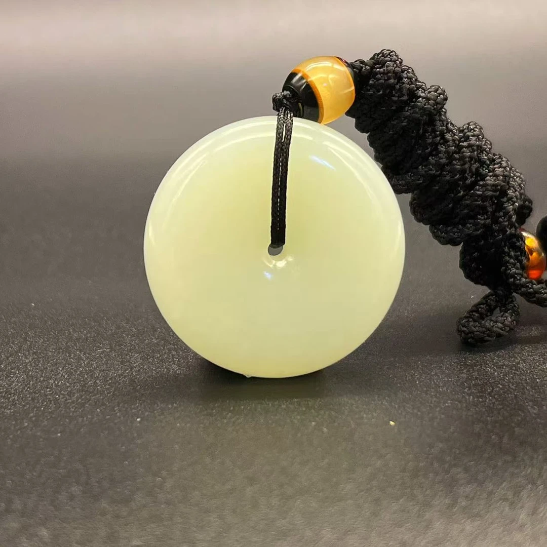 z0024和田玉平安扣