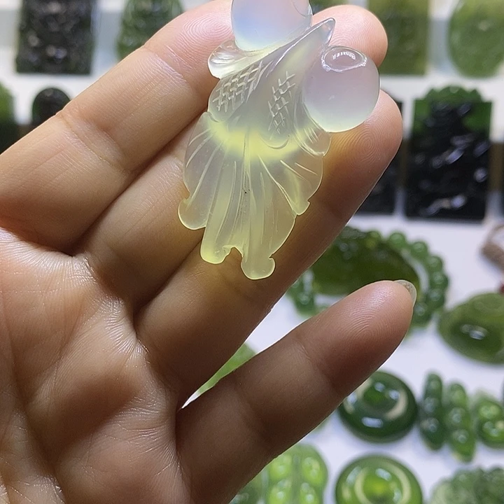 蛇纹石玉未镶嵌颈饰