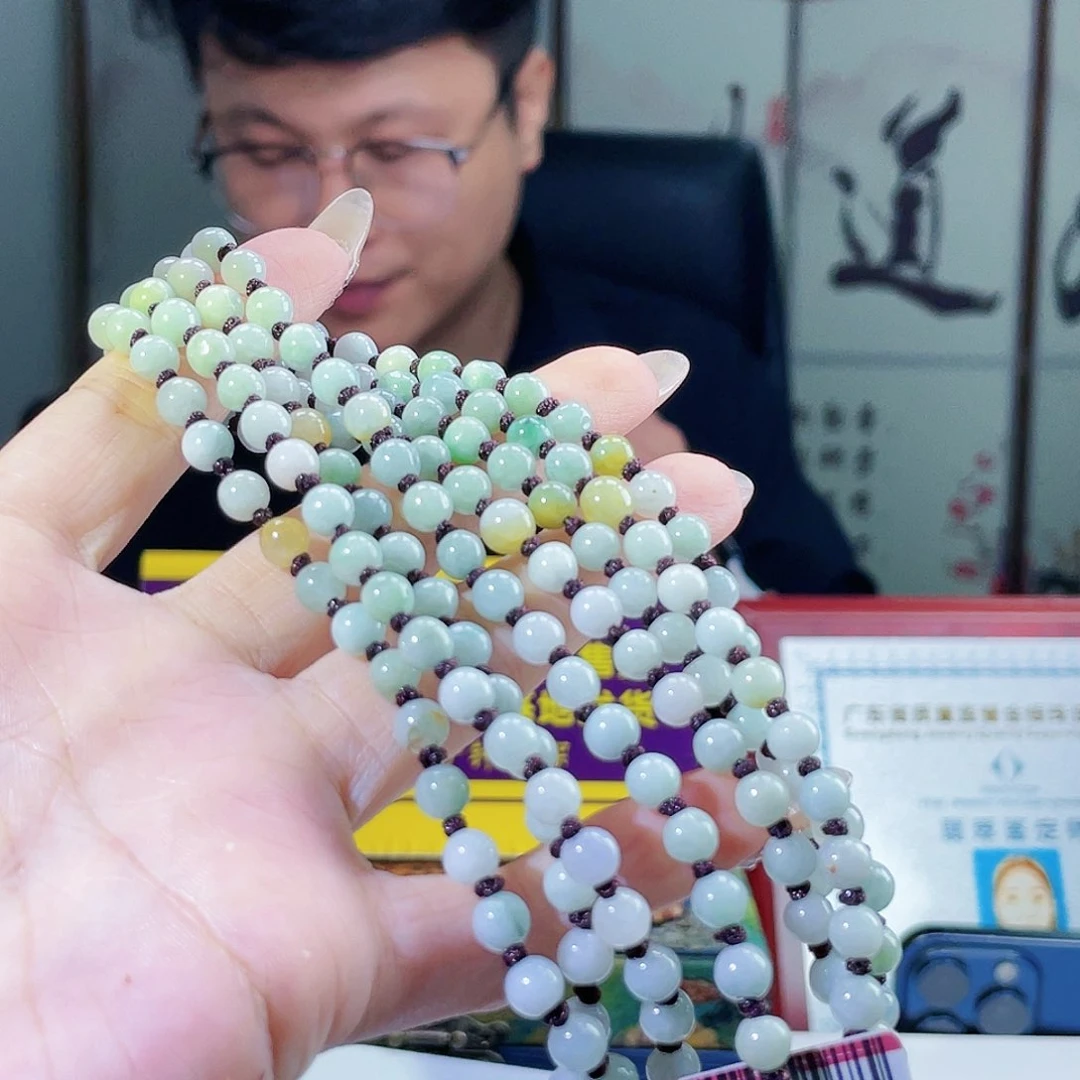翡翠未镶嵌颈饰发其一