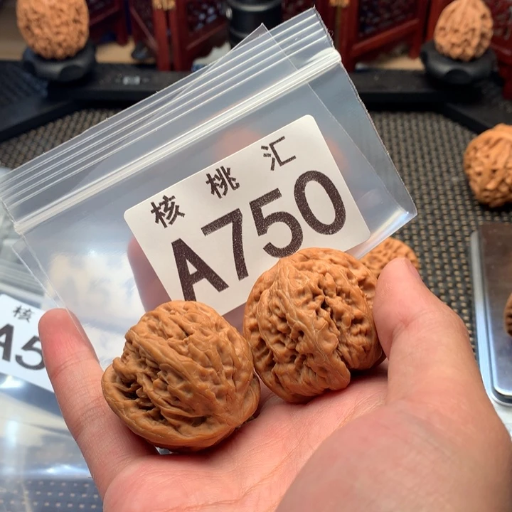 文玩核桃吊坠九龙