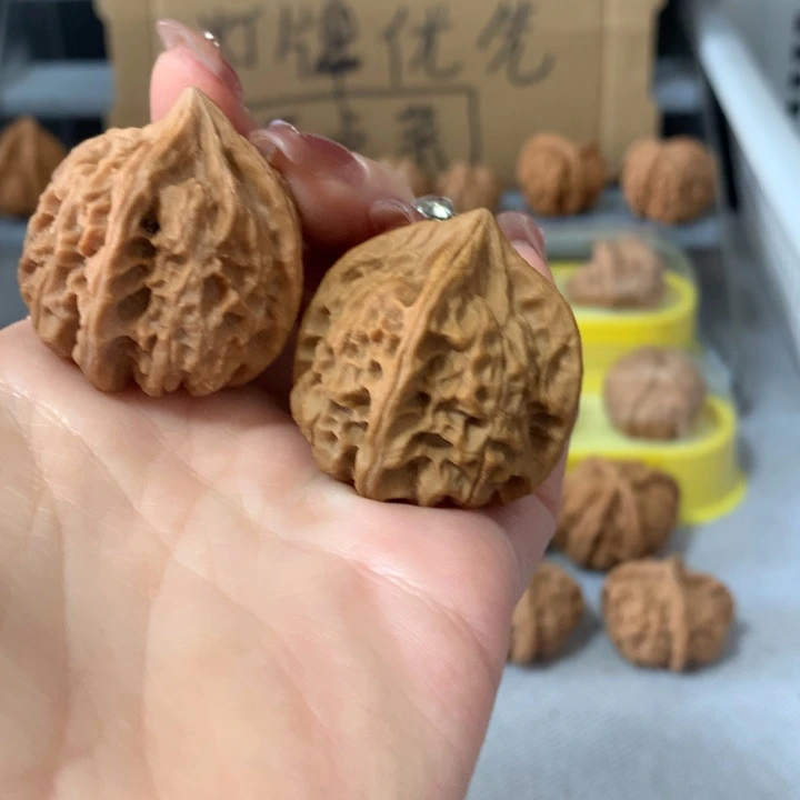 n***吧文玩核桃吊坠异形单只，有瑕疵