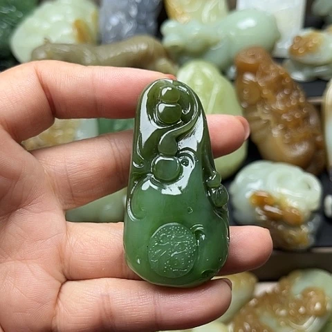 颈饰未镶嵌和田玉岁**流