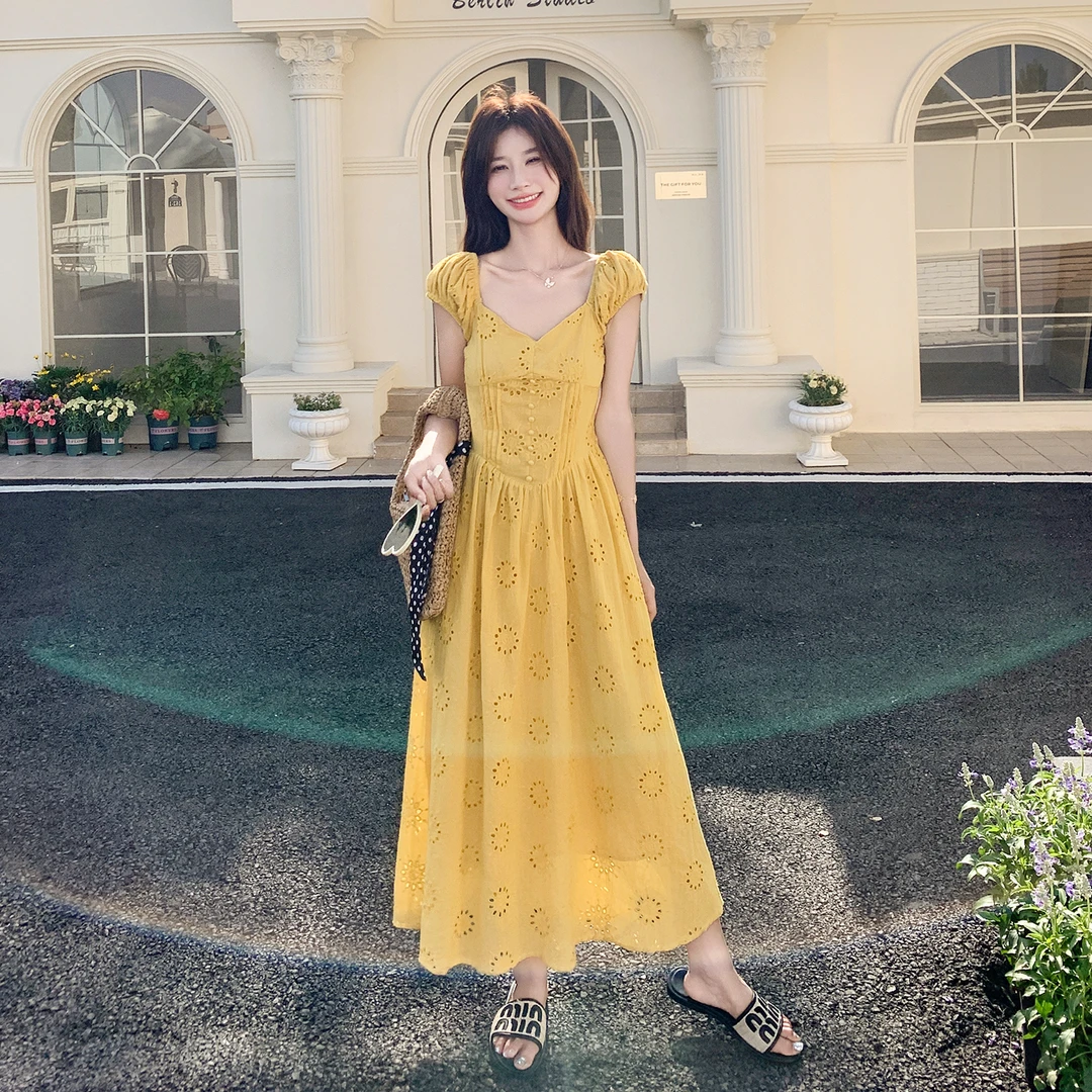 DUCURNO黄色刺绣连衣裙女2025夏季新款超好看独特绝美减龄收腰裙