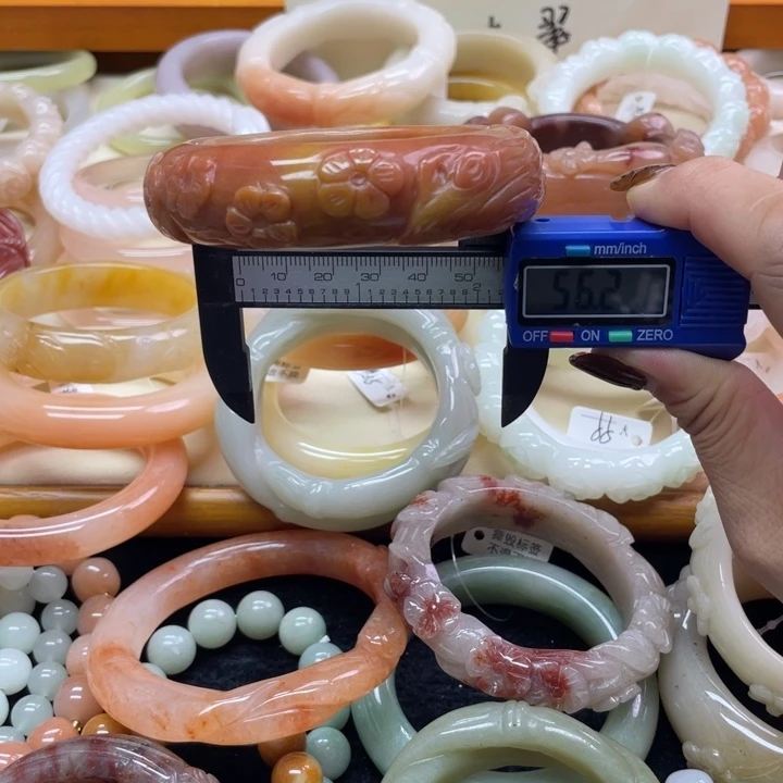 未镶嵌石英岩玉珠宝奇石